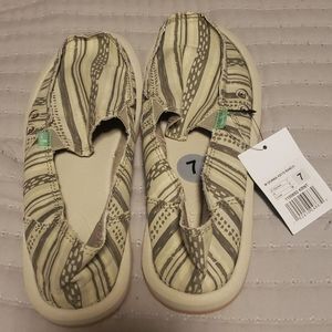 Brand new! Neutral tribal sanuk slip on sandals